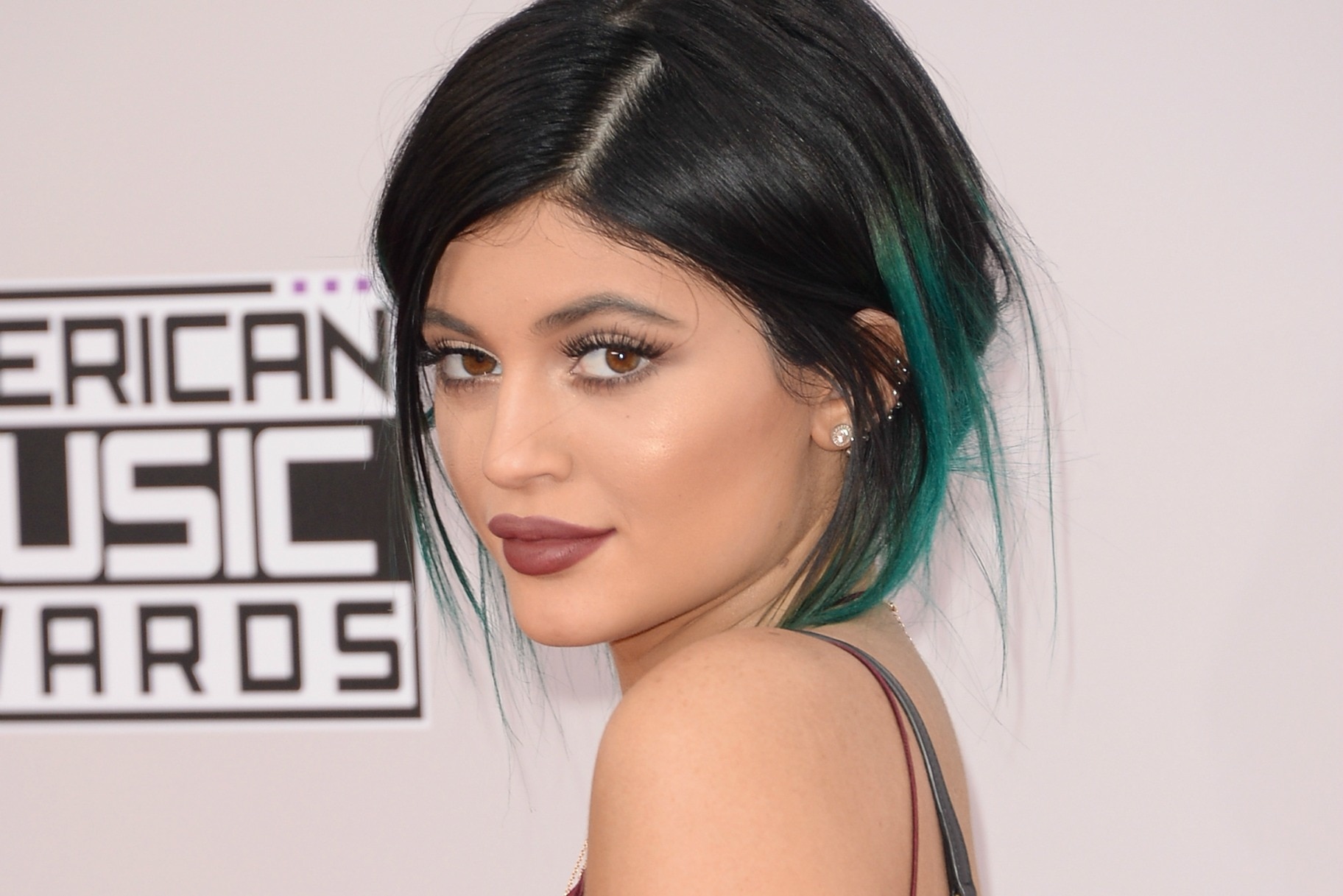 Kylie Jenner Says Shes Over Wearing Colorful Wigs Very Real