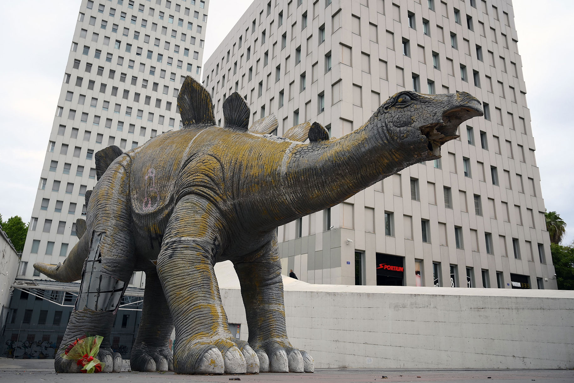 Dinosaur Statue G