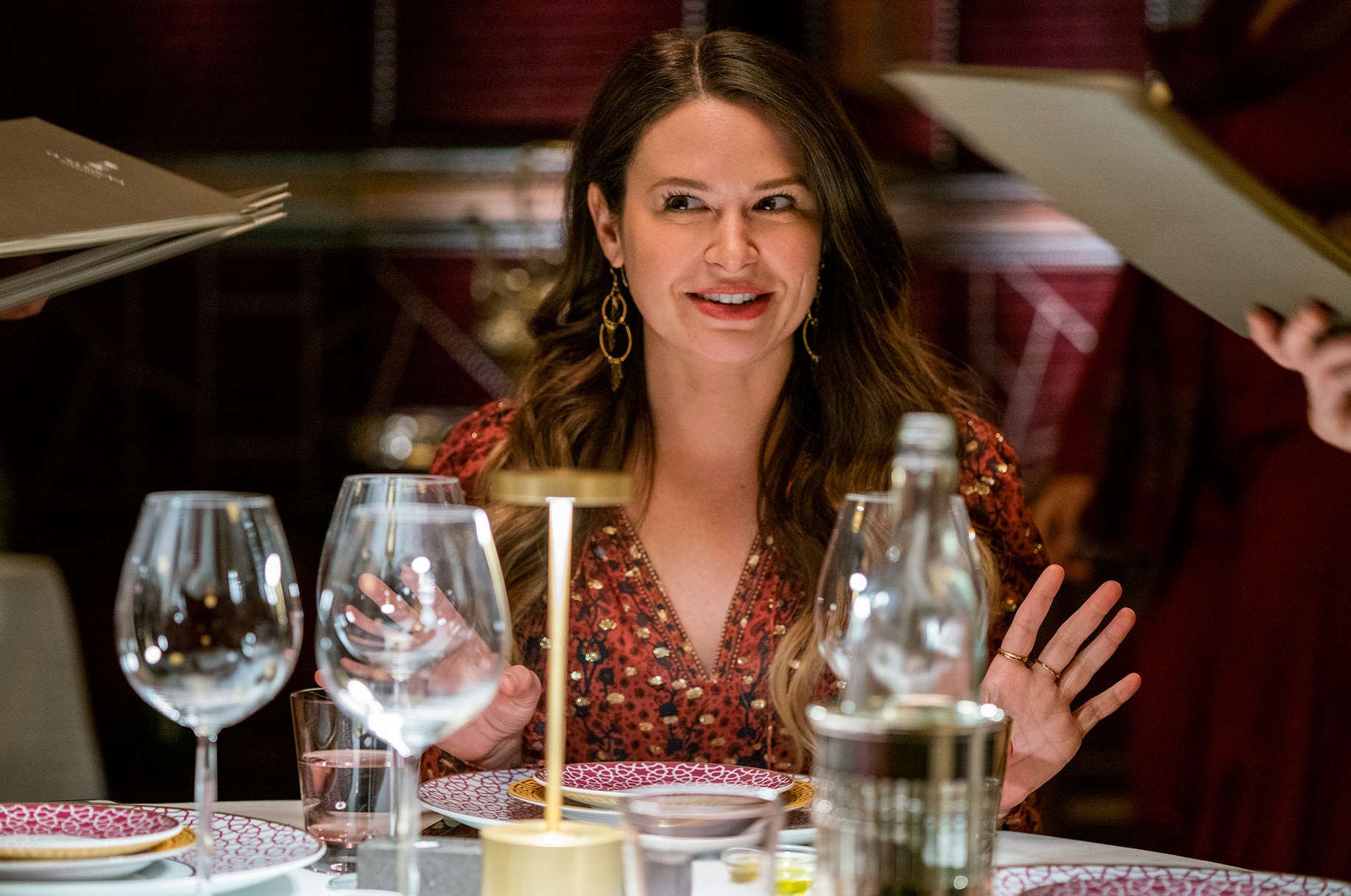 Katie Lowes as Rachel in Inventing Anna.