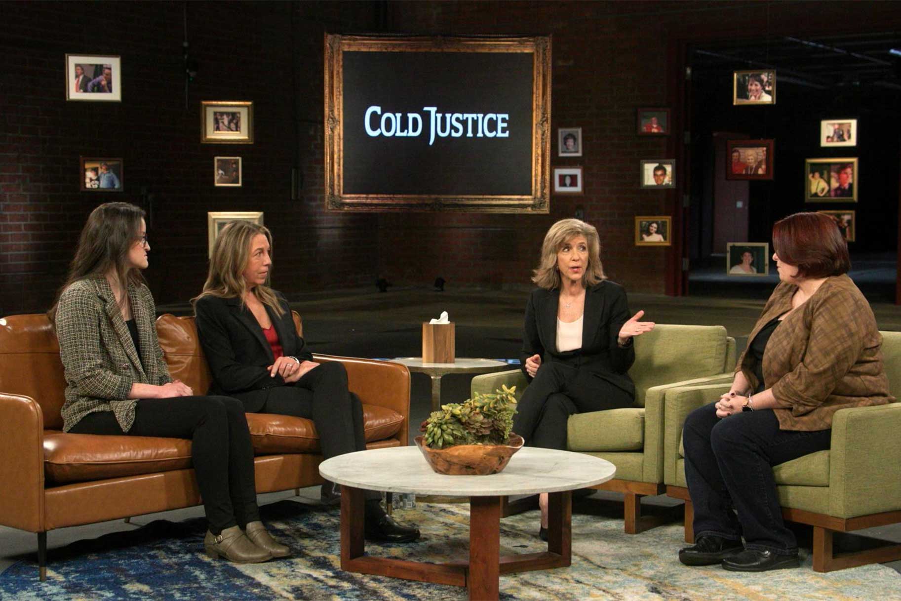 Kelly Siegler sits with Barbara Mendez's family and Terri on Cold Justice Episode 712