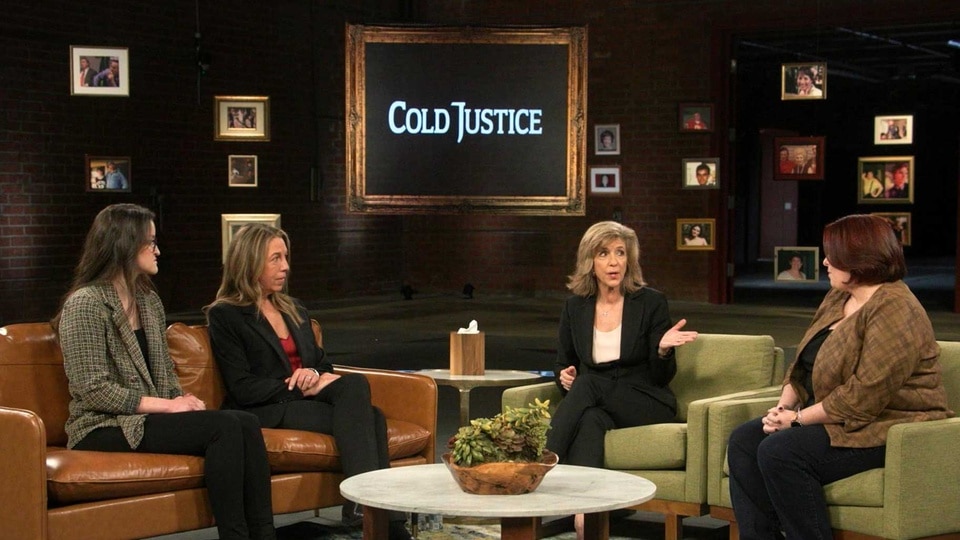 Kelly Siegler sits with Barbara Mendez's family and Terri on Cold Justice Episode 712