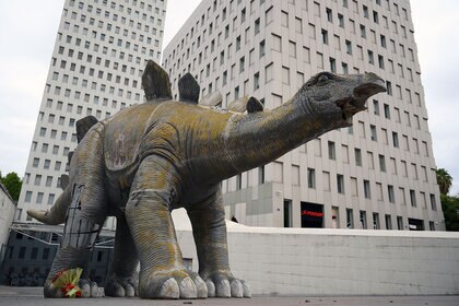 Dinosaur Statue G