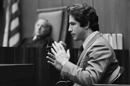 Kenneth Bianchi, the Hillside Strangler, testifies in a courtroom