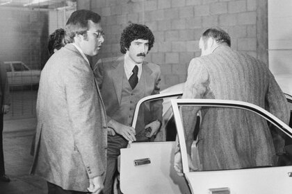 Kenneth Bianchi gets out of a sheriff's car on arrival at Criminal Courts Building