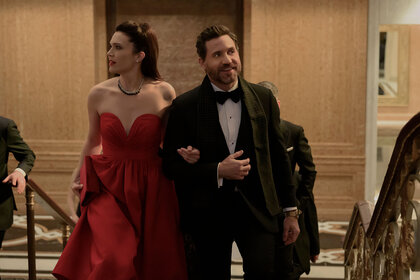 Benita (Mandy Moore) and Paolo (Edgar Ramirez) attend a gala event