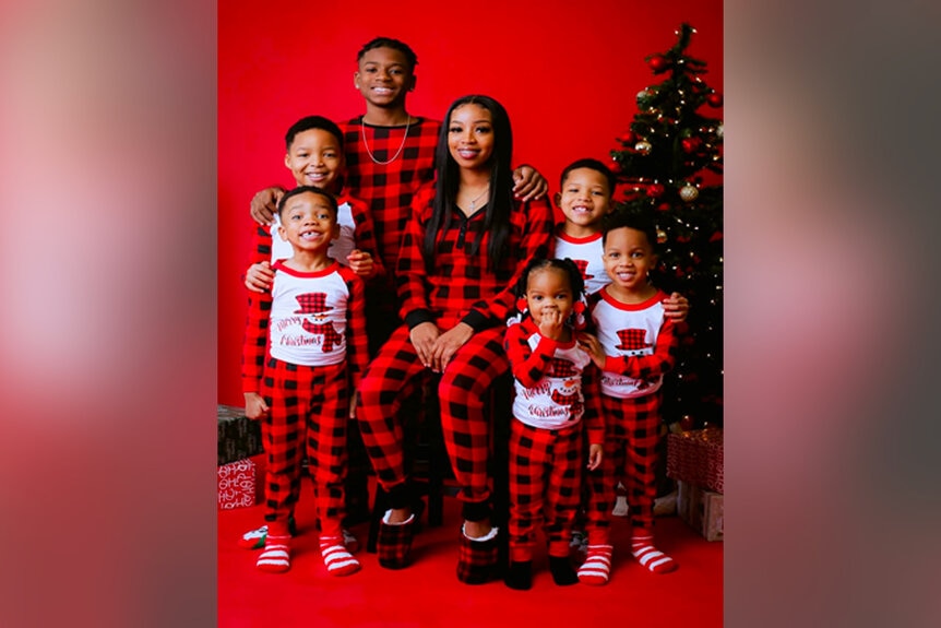 A family photo of Brittany Booker and her 6 children